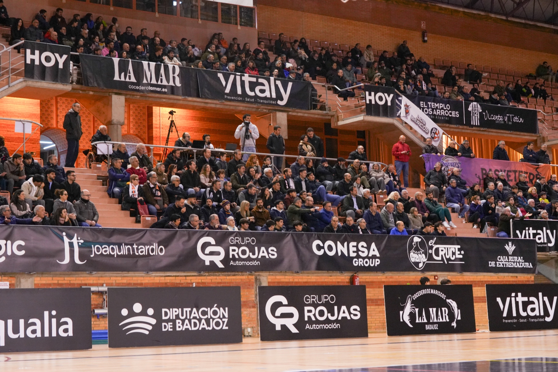 Valla en pista y lona en grada baja
